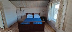 Ytre KibergBarents sea window的一间小房间,房子里设有一张床铺