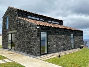 Santo AntónioJoão de Oliveira - casas de campo的石屋,带玻璃门的田野
