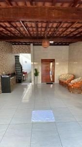若昂佩索阿Casa de Férias á 400m pra Praia de Cabo Branco的客厅配有沙发,地板上铺有地毯。