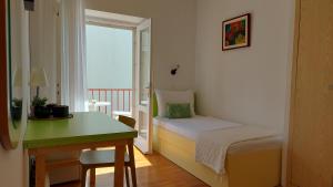 赫瓦尔Guest House Mediterranean的一间卧室配有一张床、一张书桌和一个窗户。