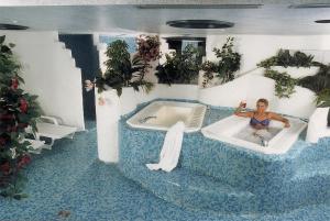 拉佩蒂特皮耶尔德沃思琪酒店的坐在一个房间里浴缸里的女人