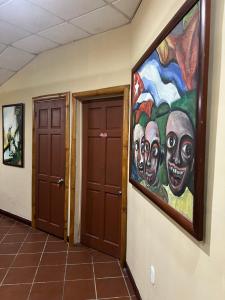 希门尼斯港Casa Manglar Villa的走廊墙上的画作,有两扇门