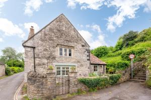 SaltfordCosy cottage on outskirts of bath的路边的古老石屋