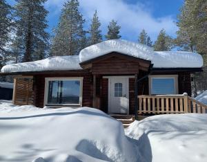 阿卡斯洛姆波罗Kaupinmaja, Ylläs - Log Cabin with Lake and Fell Scenery的小木屋顶部有雪