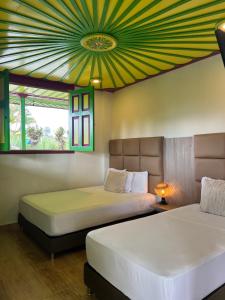 亚美尼亚Dreams hotel RestoBar的天花板客房内的两张床