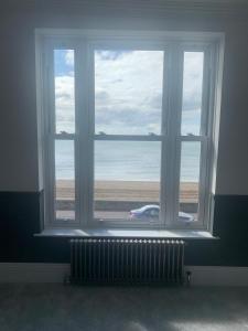 桑盖特Seafront folkestone Sandgate channel tunnel - 5 star property Sleeps 12的享有海滩景致的窗户。