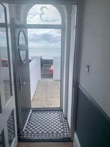 桑盖特Seafront folkestone Sandgate channel tunnel - 5 star property Sleeps 12的通往海景阳台的门