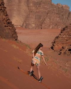 瓦迪拉姆Taj Wadi Rum camp的穿衣穿沙漠的女人