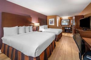 安纳海姆斯托瓦尔贝斯特韦斯特PLUS酒店的酒店客房设有两张床和一台平面电视。