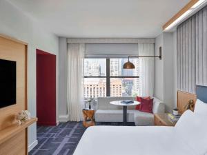 芝加哥21c Museum Hotel Chicago的酒店客房设有床和客厅。