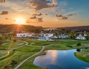 卡尔斯巴德Omni La Costa Resort & Spa Carlsbad的享有高尔夫球场的景色,享有日落美景