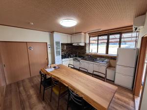 本宫Villa KUMANO的一间厨房,内设一张长木桌