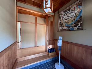 本宫Villa KUMANO的一间位于客房角落的带卫生间的浴室