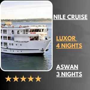 阿斯旺NILE CRUISE RSG every Wednesday from ASWAN 3 nights & every Saturday from LUXOR 4 nights的水中白船,星星在水中