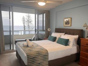 黄金海岸Park Towers Holiday Units的一间卧室设有一张床,享有海景