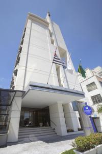 圣保罗泛美孔戈尼亚斯行政酒店的上面有两面旗帜的建筑
