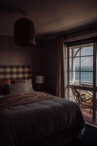 斯坦利Little Talisker的一间卧室配有一张床,享有海景