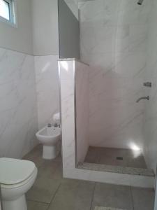 胡宁Hotel Azul Junin的白色的浴室设有卫生间和淋浴。