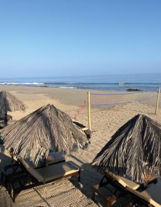 曼克拉Los Corales的海滩上的两把椅子和遮阳伞