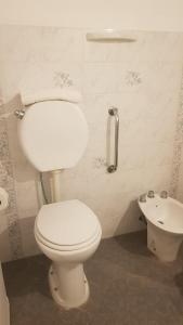 胡宁Hotel Azul Junin的浴室配有白色卫生间和盥洗盆。