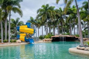 RollingstoneTasman Holiday Parks - Rollingstone的度假村游泳池的水滑梯