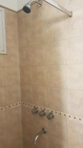 胡宁Hotel Azul Junin的浴室内配有淋浴和头顶淋浴