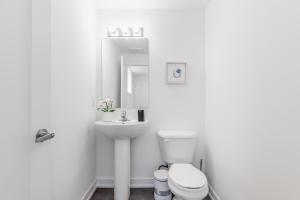 尼亚加拉瀑布New Luxury Suite 6Mins To Falls, Free Parking的白色的浴室设有卫生间和水槽。