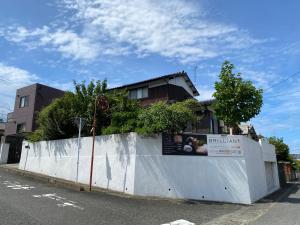 下关Guest House "Ro"kumano的上面有标志的白色墙