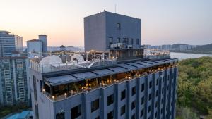 首尔JK盛开酒店的建筑顶部有灯