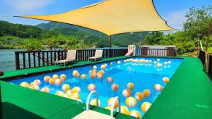加平Travely Hotel Gapyeong的游泳池里放着一堆球