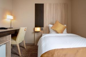 仙台仙台远景酒店的配有一张床和一张书桌的酒店客房
