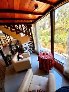 奥兰太坦波Hotel Humantay Lodge Ollantaytambo的客厅配有两张沙发和一张桌子