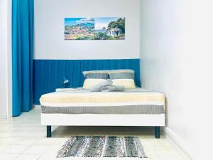 法兰西堡Belle vue的一张位于蓝色和白色墙壁的床铺