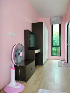 Suen PhraHana Villa Hatyai的粉红色的客房设有粉红色的风扇