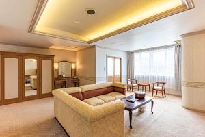 那霸冲绳酒店的客厅配有沙发和桌子