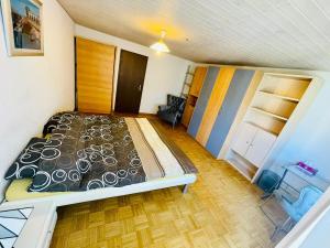 KönizSehr gemütliches und gepflegtes Zimmer 8 Km von Bern-City的一间卧室,卧室内配有一张大床