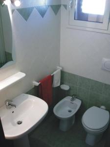 托雷斯佩基亚鲁杰里Villa Mare del Salento的浴室配有白色卫生间和盥洗盆。