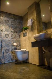 大吉岭GRG Olive Branch Darjeeling - Excellent Customer Service的一间带水槽和卫生间的浴室