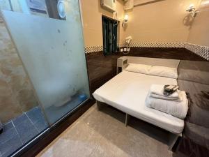 香港3D Inn Hong Kong Romance的小房间设有床和玻璃墙