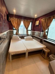 香港3D Inn Hong Kong Romance的一间窗户,内配两张床