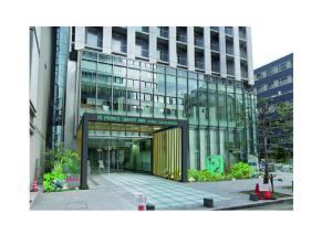 大阪Prince Smart Inn Osaka Yodoyabashi的一座带入口的大型玻璃建筑