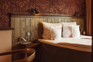 利耶帕亚Promenade Hotel Liepaja的一张带白色床单和枕头的床
