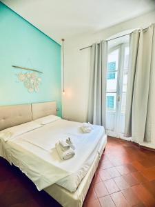 马达莱纳La Siesta的卧室配有白色床和蓝色墙壁