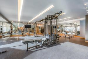 艾恩Four Points by Sheraton Al Ain的健身房,带跑步机的健身房
