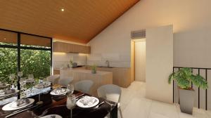 白马村Hakuba Amber Resort by Jade Group的厨房以及带桌椅的用餐室。