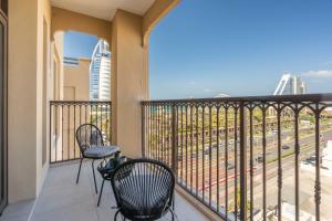 GuestReady - Coastal Living near Burj Al Arab的阳台或露台