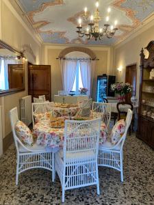 RoloPortale dei Soli - Room & Breakfast的一间带桌子和四把椅子的用餐室