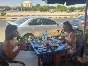 赫尔格达Juliana Beach Hurghada的坐在汽车前桌旁的两名妇女