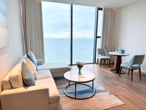 下龙湾A La Carte Ha Long Bay - Sea View Apartment的客厅配有沙发和桌子