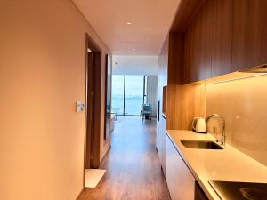 下龙湾A La Carte Ha Long Bay - Sea View Apartment的一个带水槽的厨房,享有海景